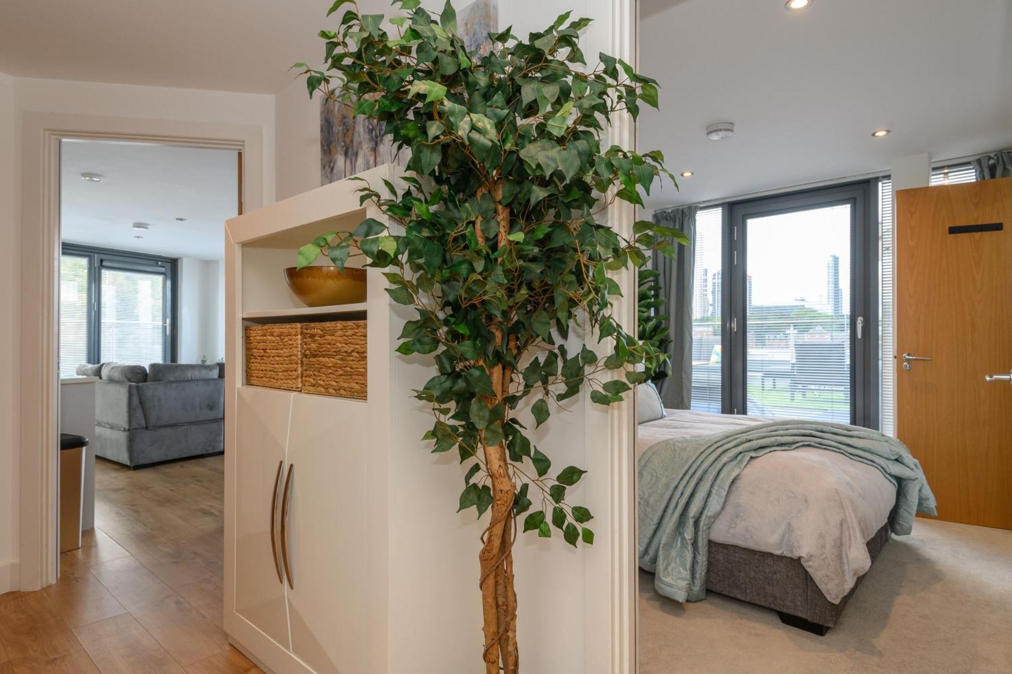 Luxury Penthouse With Private Hot Tub Overlooking Leeds Centre *