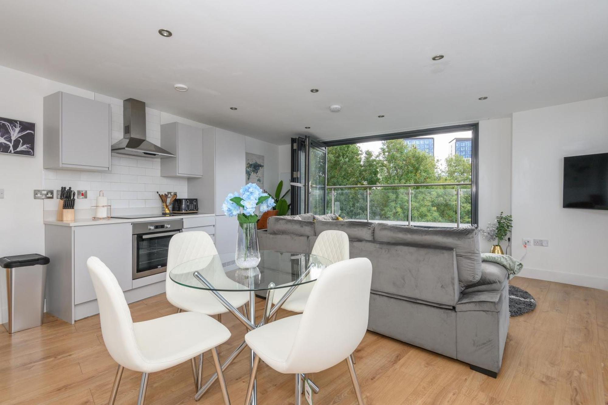 Luxury Penthouse With Private Hot Tub Overlooking Leeds Centre