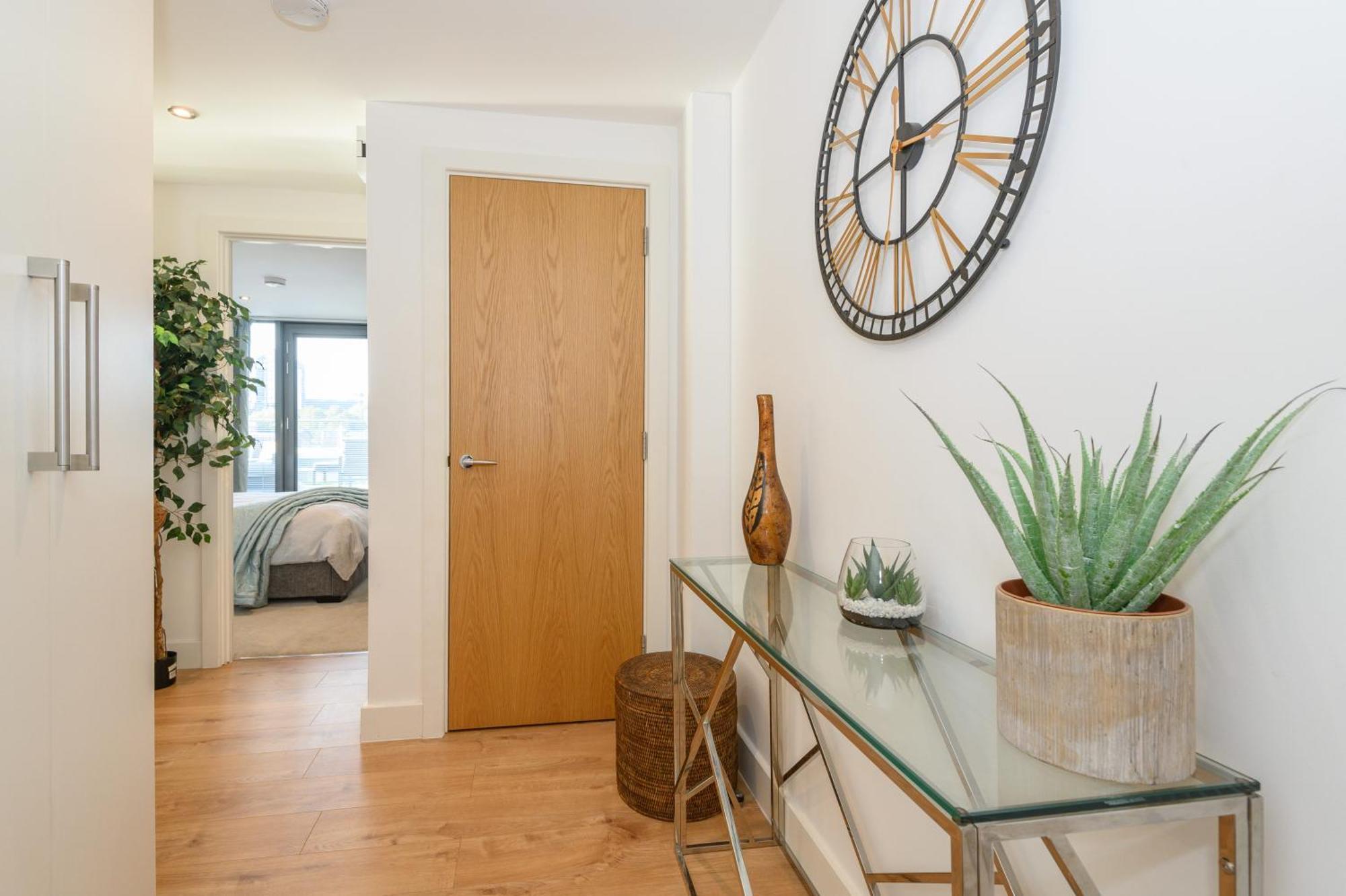 Luxury Penthouse With Private Hot Tub Overlooking Leeds Centre Apartment *