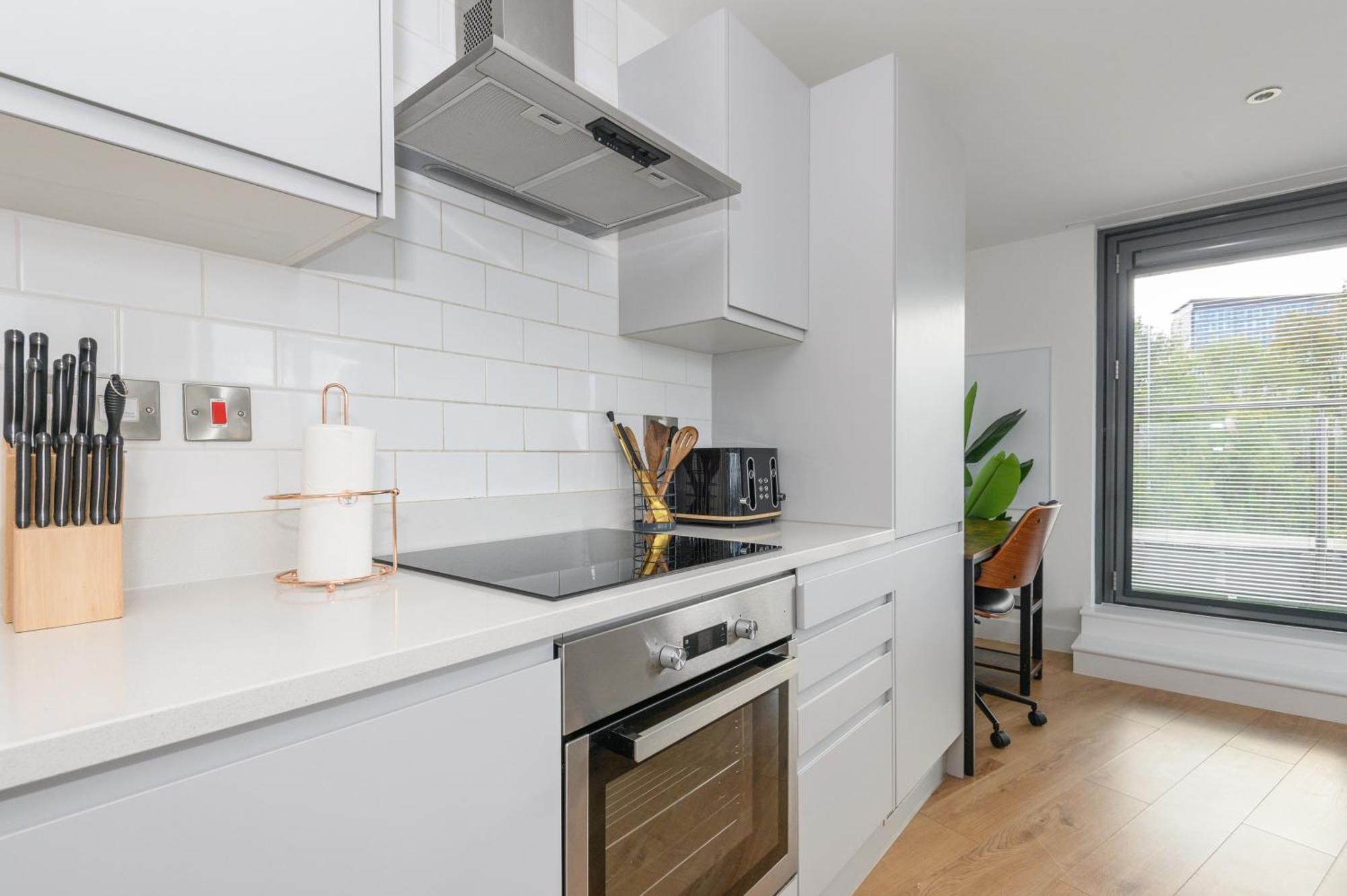 Luxury Penthouse With Private Hot Tub Overlooking Leeds Centre Apartment *
