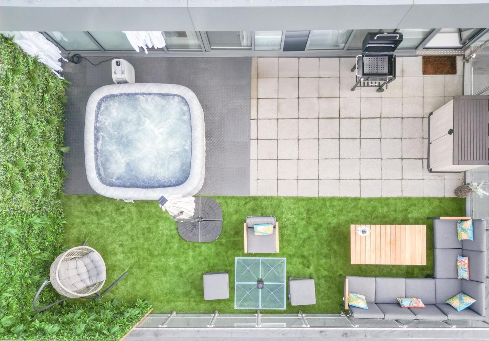 Luxury Penthouse With Private Hot Tub Overlooking Leeds Centre *