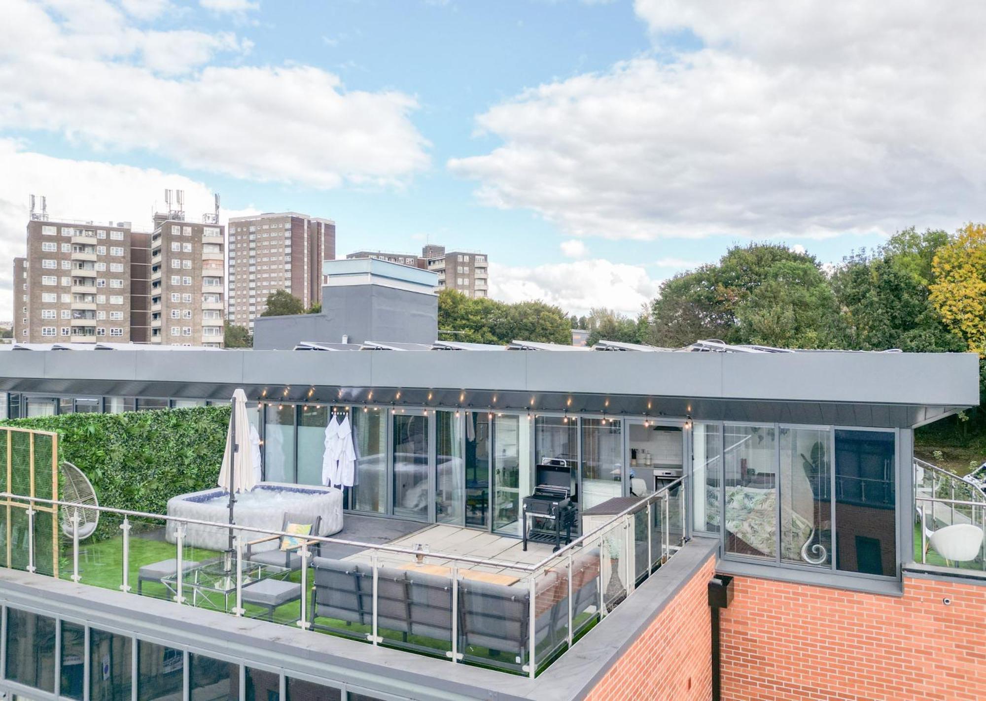 Apartment Luxury Penthouse With Private Hot Tub Overlooking Leeds Centre *