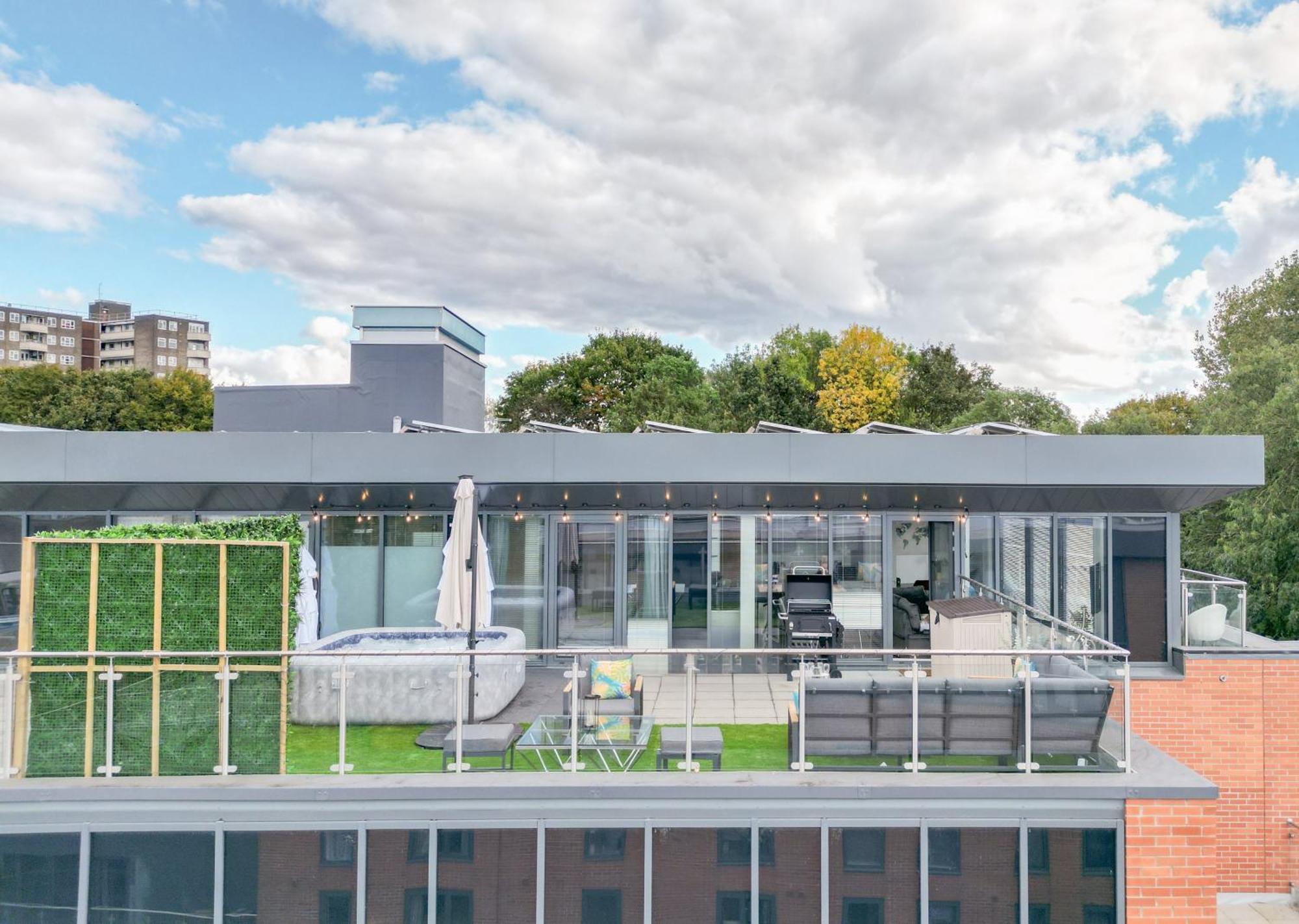 Luxury Penthouse With Private Hot Tub Overlooking Leeds Centre * Leeds (West Yorkshire)