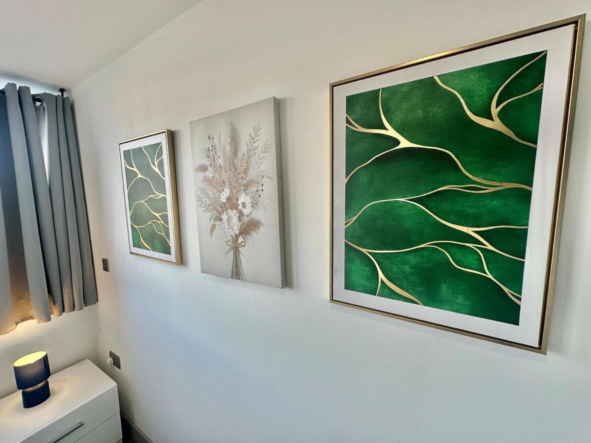 Two Bedroom Flat By Brookland Serviced Short Lets With Free Wifi * Leeds (West Yorkshire)