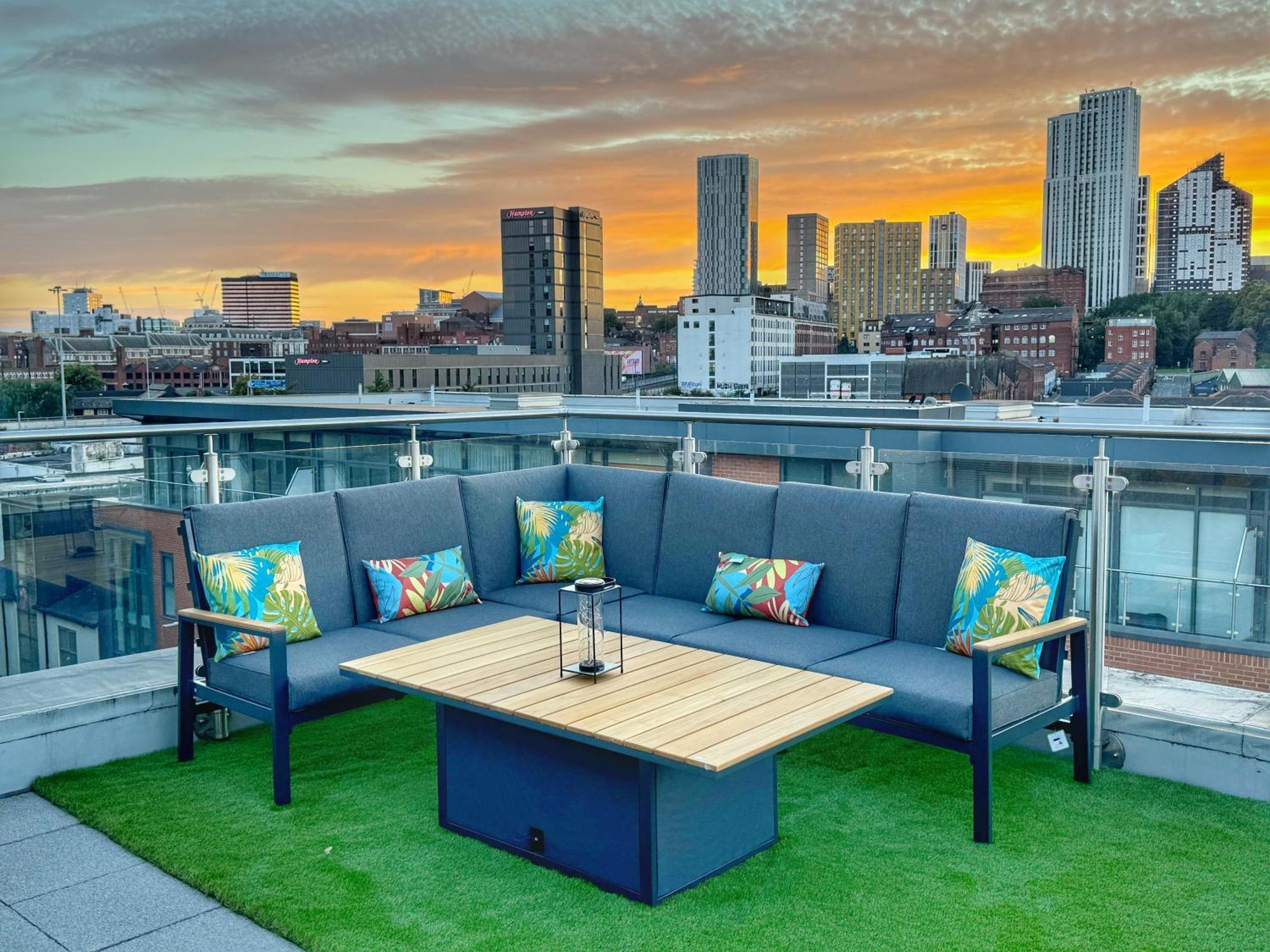 Luxury Penthouse With Private Hot Tub Overlooking Leeds Centre Apartment *