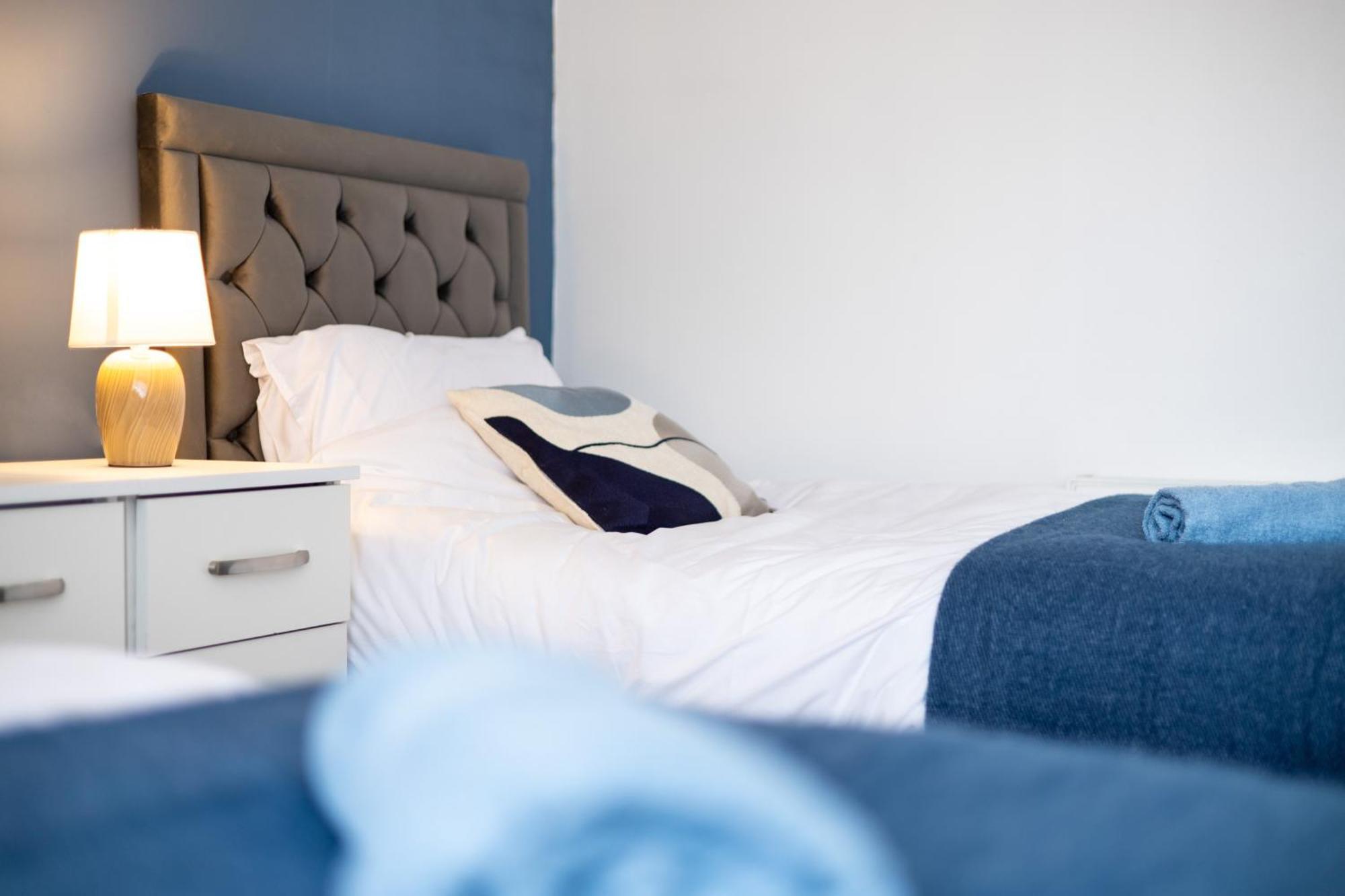 Cozy Home, Sleeps 4,Only 7Mins From Centre, Parking, Wifi & Netflix Holiday home *