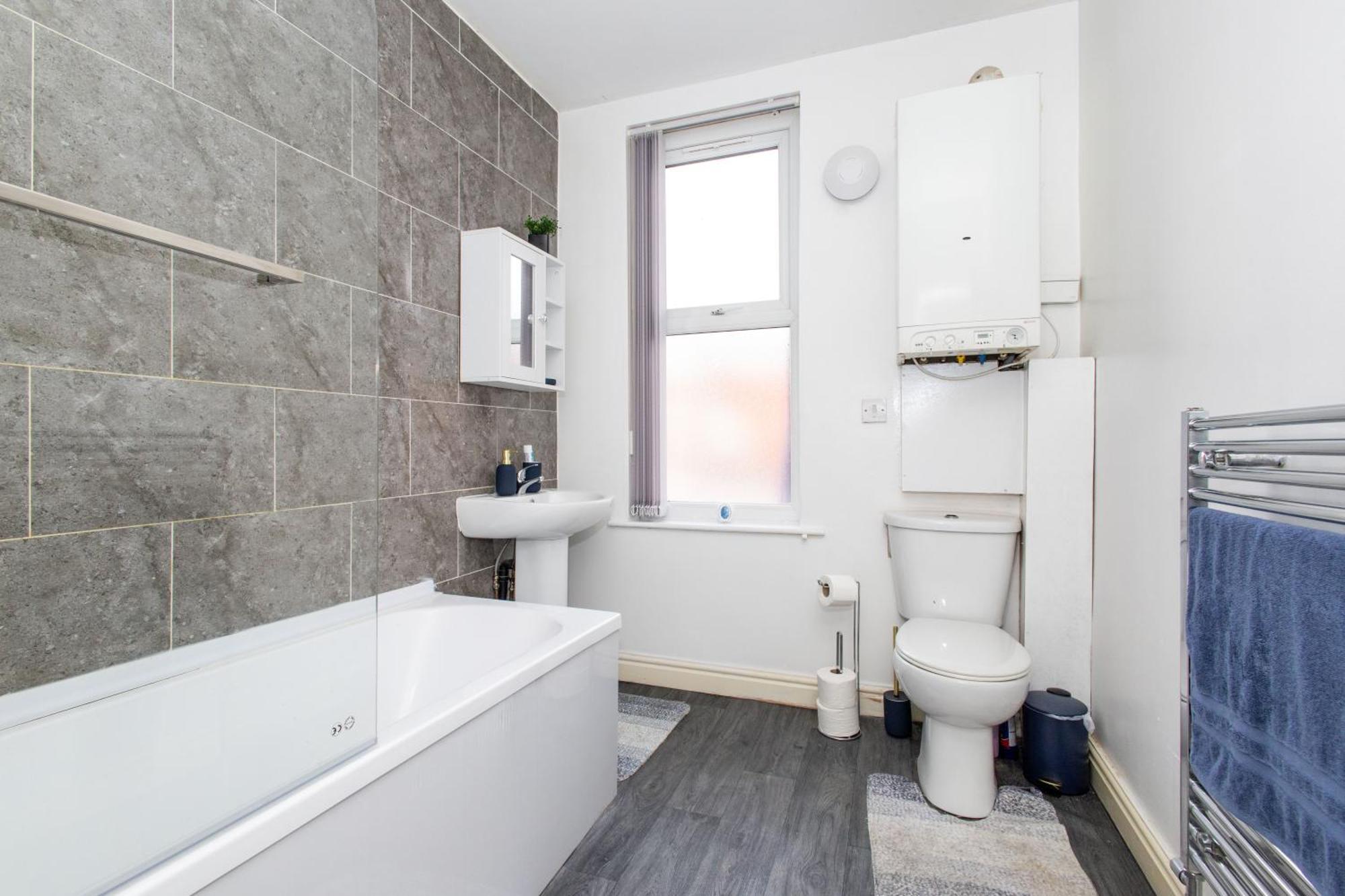 Cozy Home, Sleeps 4,Only 7Mins From Centre, Parking, Wifi & Netflix *