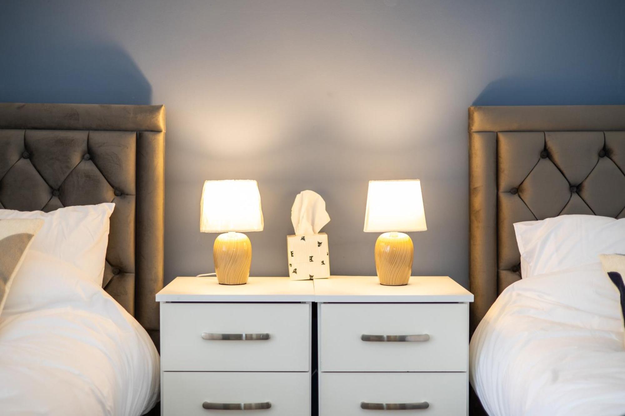Cozy Home, Sleeps 4,Only 7Mins From Centre, Parking, Wifi & Netflix *