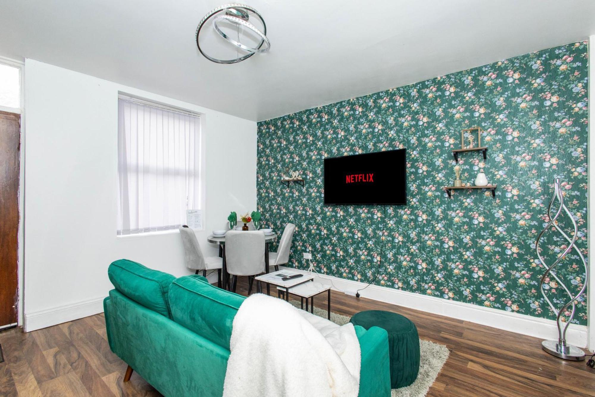 Holiday home Cozy Home, Sleeps 4,Only 7Mins From Centre, Parking, Wifi & Netflix *