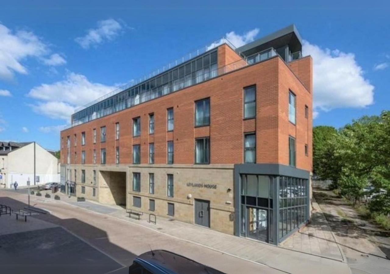 Luxury Penthouse With Private Hot Tub Overlooking Leeds Centre *