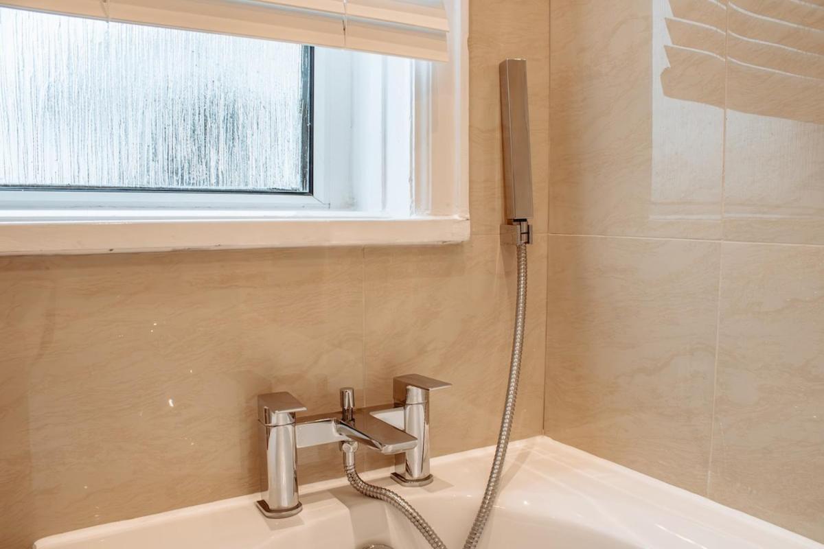 Spacious 13-bed In The Heart Of Headingley Holiday home Leeds (West Yorkshire)