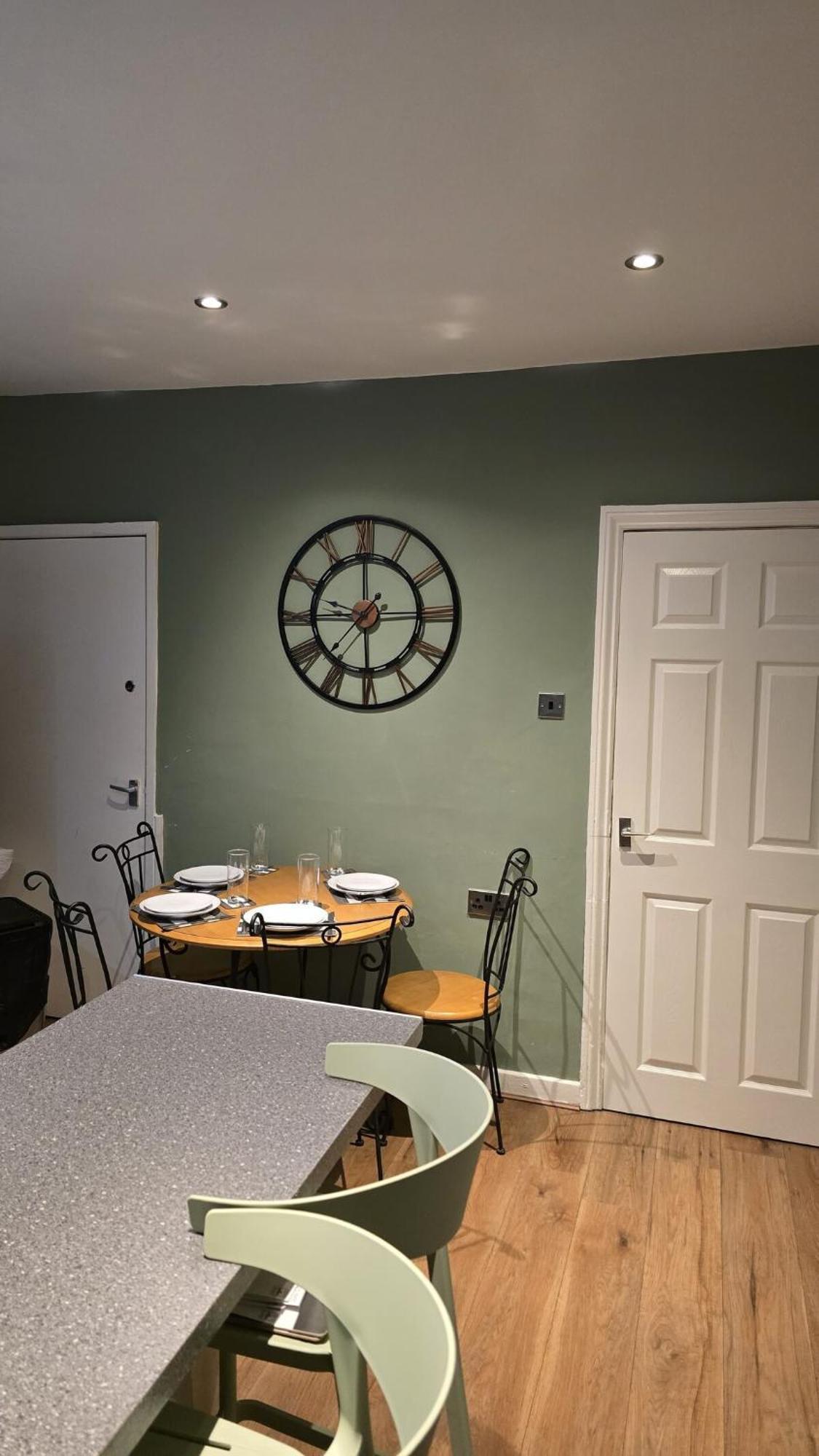 Cosy 3 Bedroom, 5 Bed House! * Leeds (West Yorkshire)