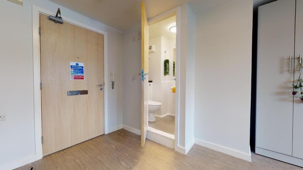 For Students Only - Iq Leeds In Centre Apartment