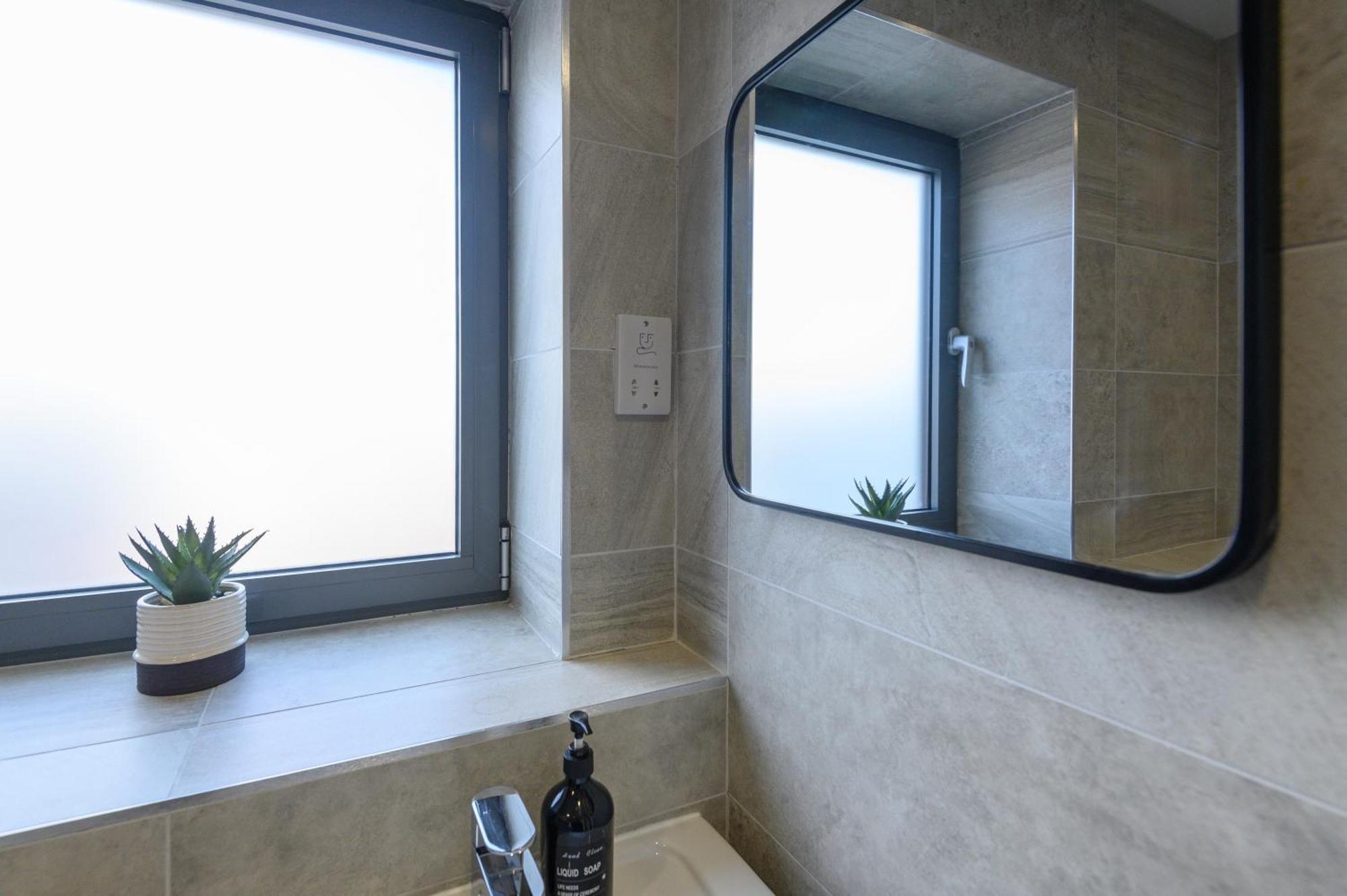 Apartment 2-bedroom With 2 En-suite - Leeds Centre With Underground Parking