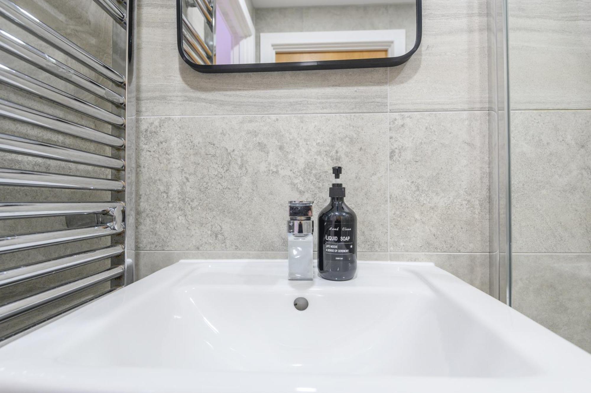2-bedroom With 2 En-suite - Leeds Centre With Underground Parking Apartment *