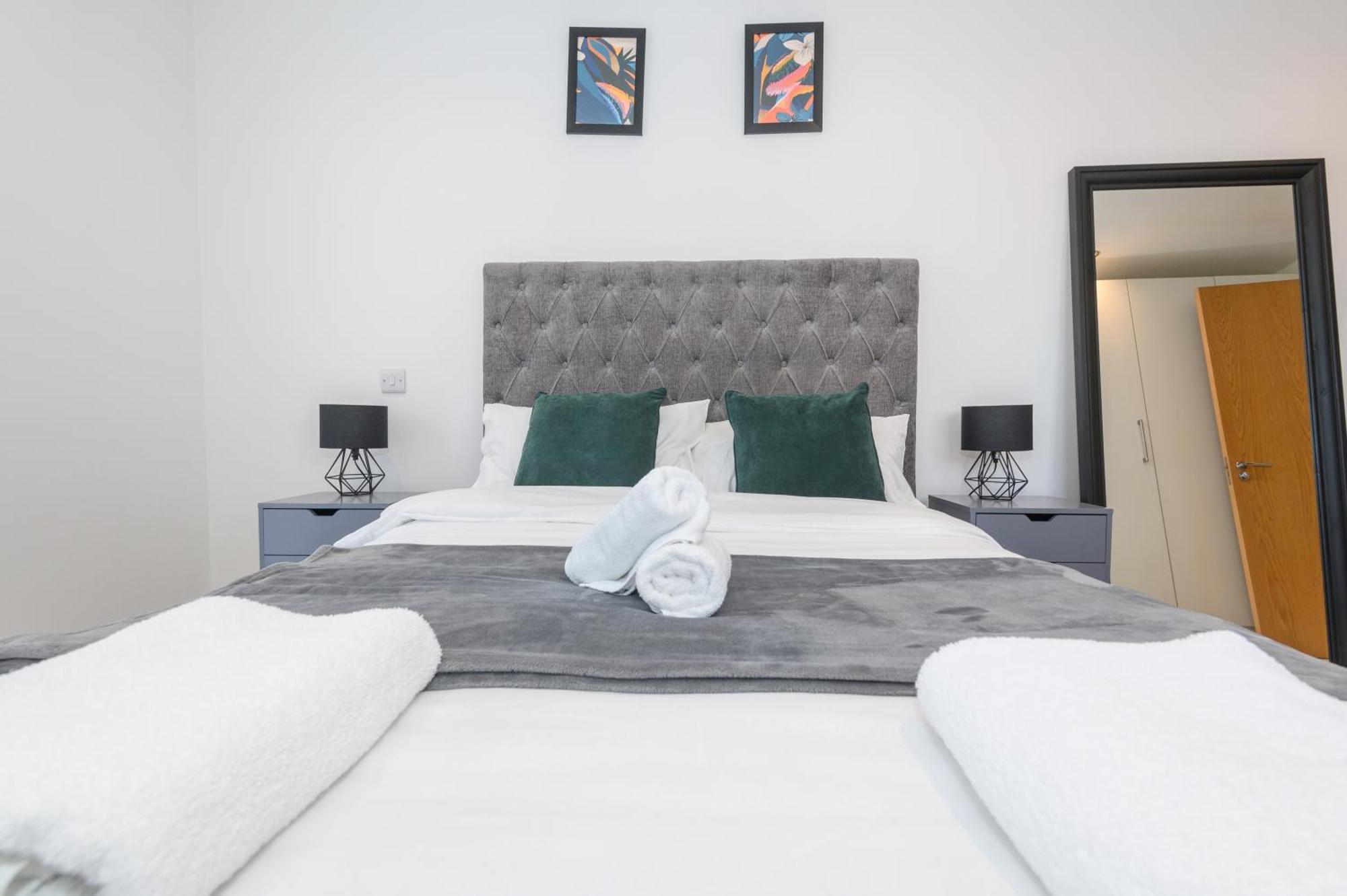 Apartment 2-bedroom With 2 En-suite - Leeds Centre With Underground Parking *