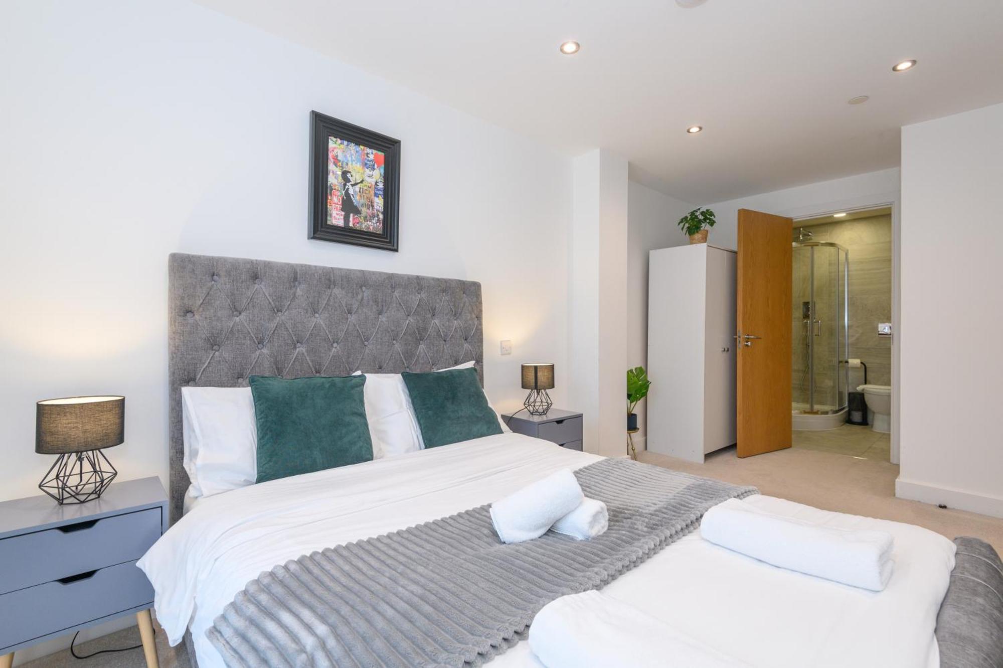 2-bedroom With 2 En-suite - Leeds Centre With Underground Parking Apartment *