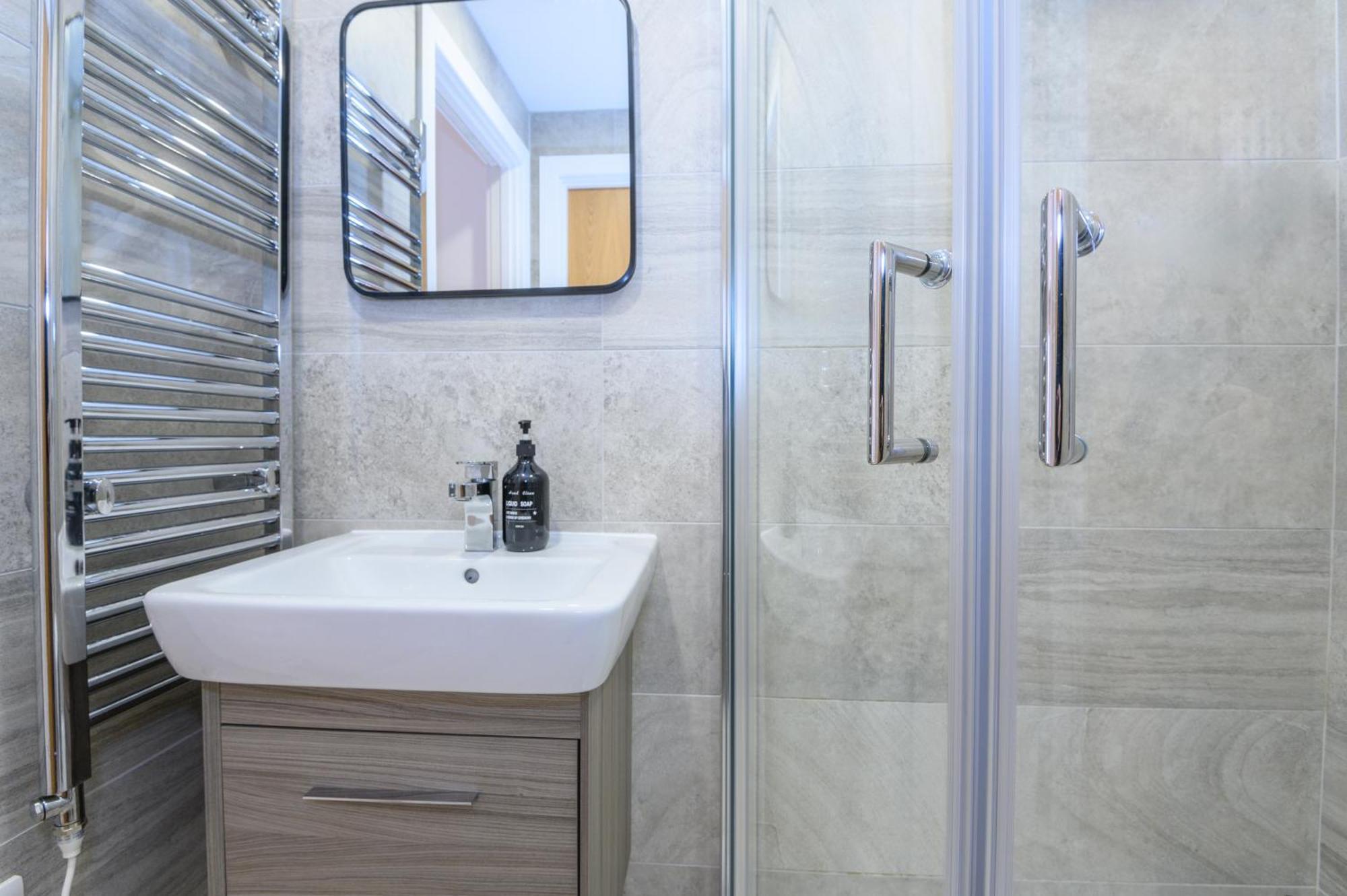 Apartment 2-bedroom With 2 En-suite - Leeds Centre With Underground Parking *