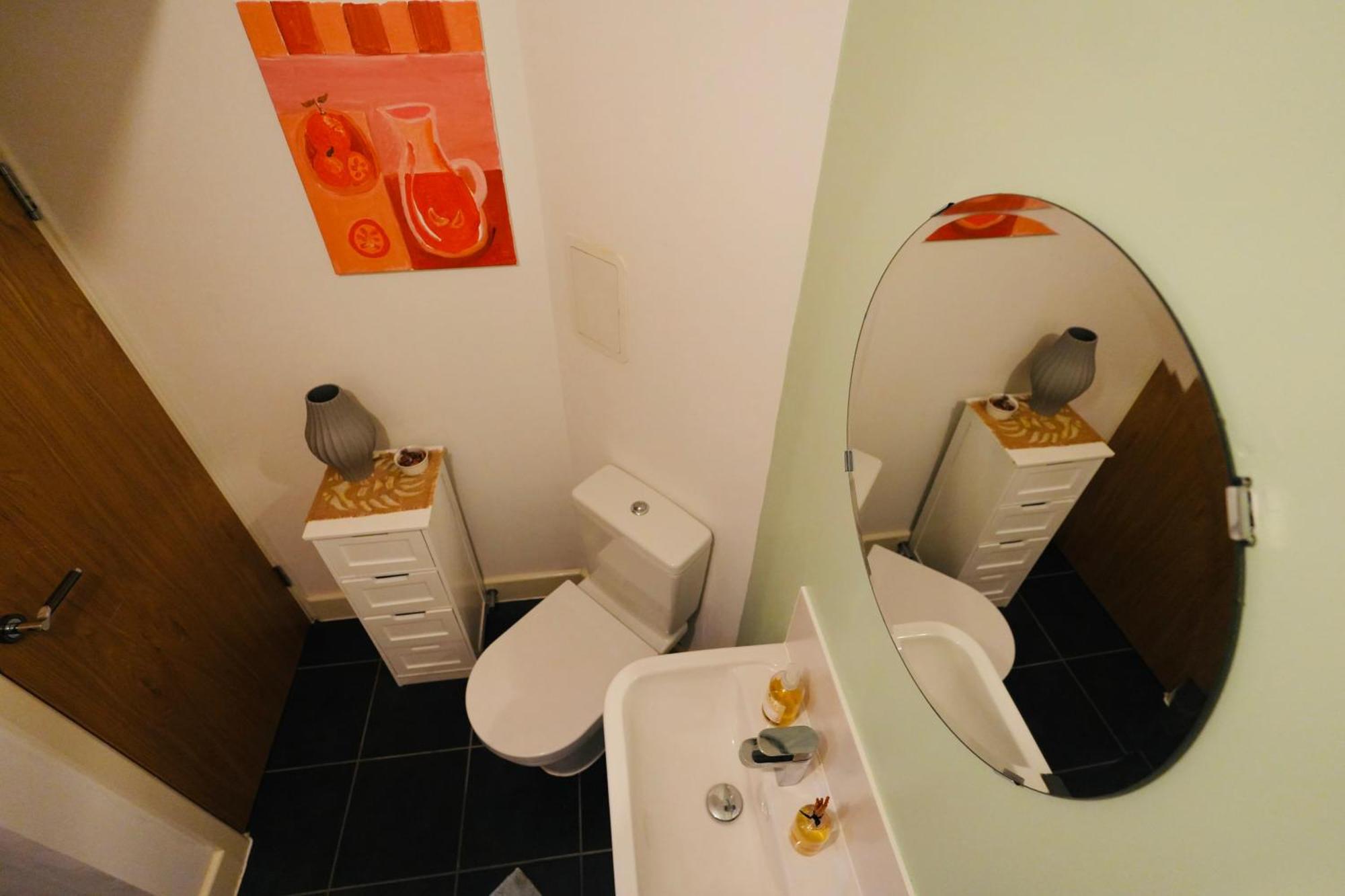 Charming And Private Bathroom In Home, Walking Distance To Center With Free Parking Homestay