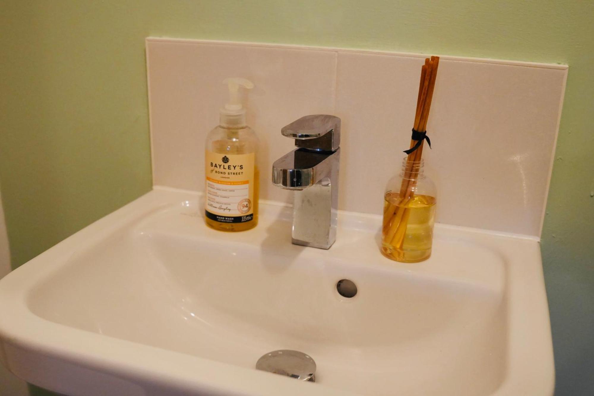 Homestay Charming And Private Bathroom In Home, Walking Distance To Center With Free Parking Leeds (West Yorkshire)