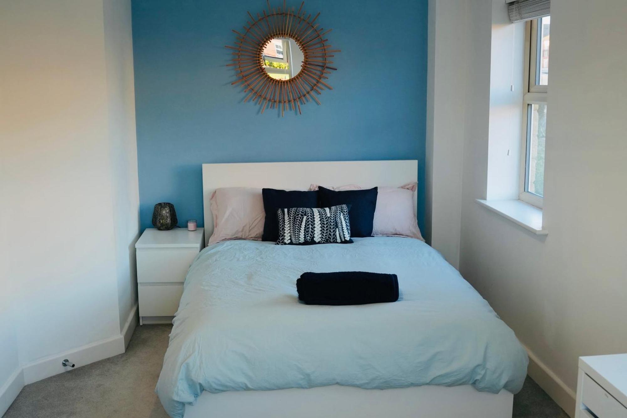 Charming And Private Bathroom In Home, Walking Distance To Center With Free Parking *