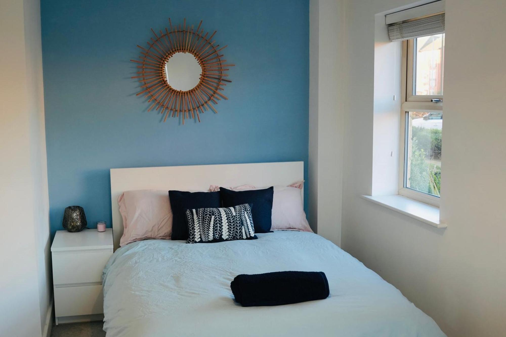 Charming And Private Bathroom In Home, Walking Distance To Center With Free Parking Homestay *