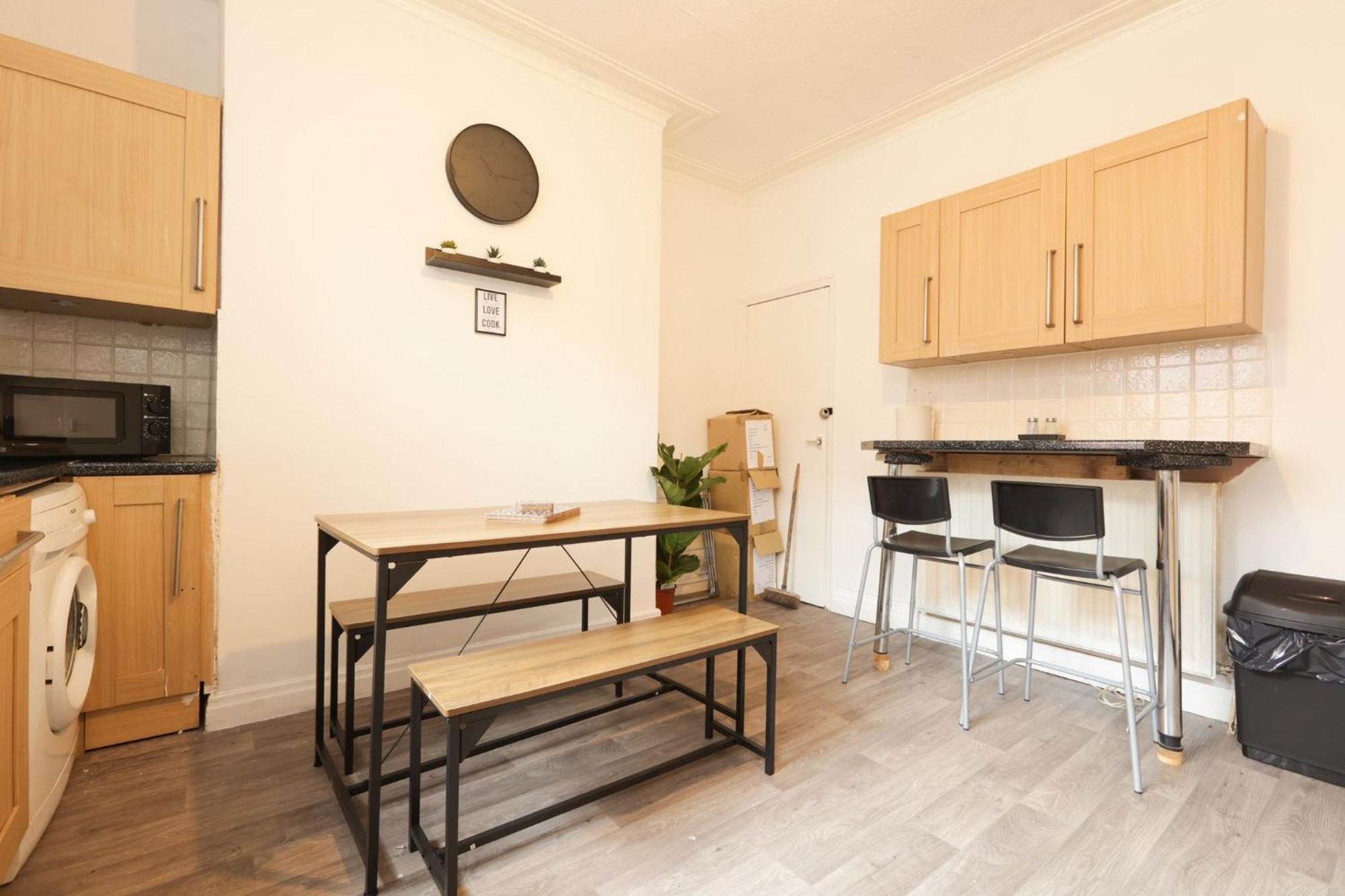 Spacious 4 Bdr Home, Sleeps 8 Group Stays- Free Parking- Pet Friendly Apartment Leeds (West Yorkshire)