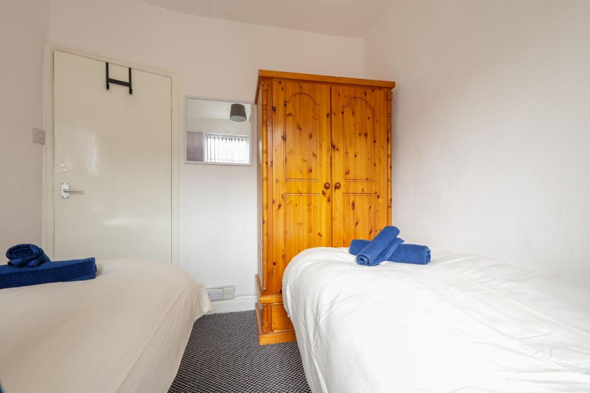 Spacious 4 Bdr Home, Sleeps 8 Group Stays- Free Parking- Pet Friendly
