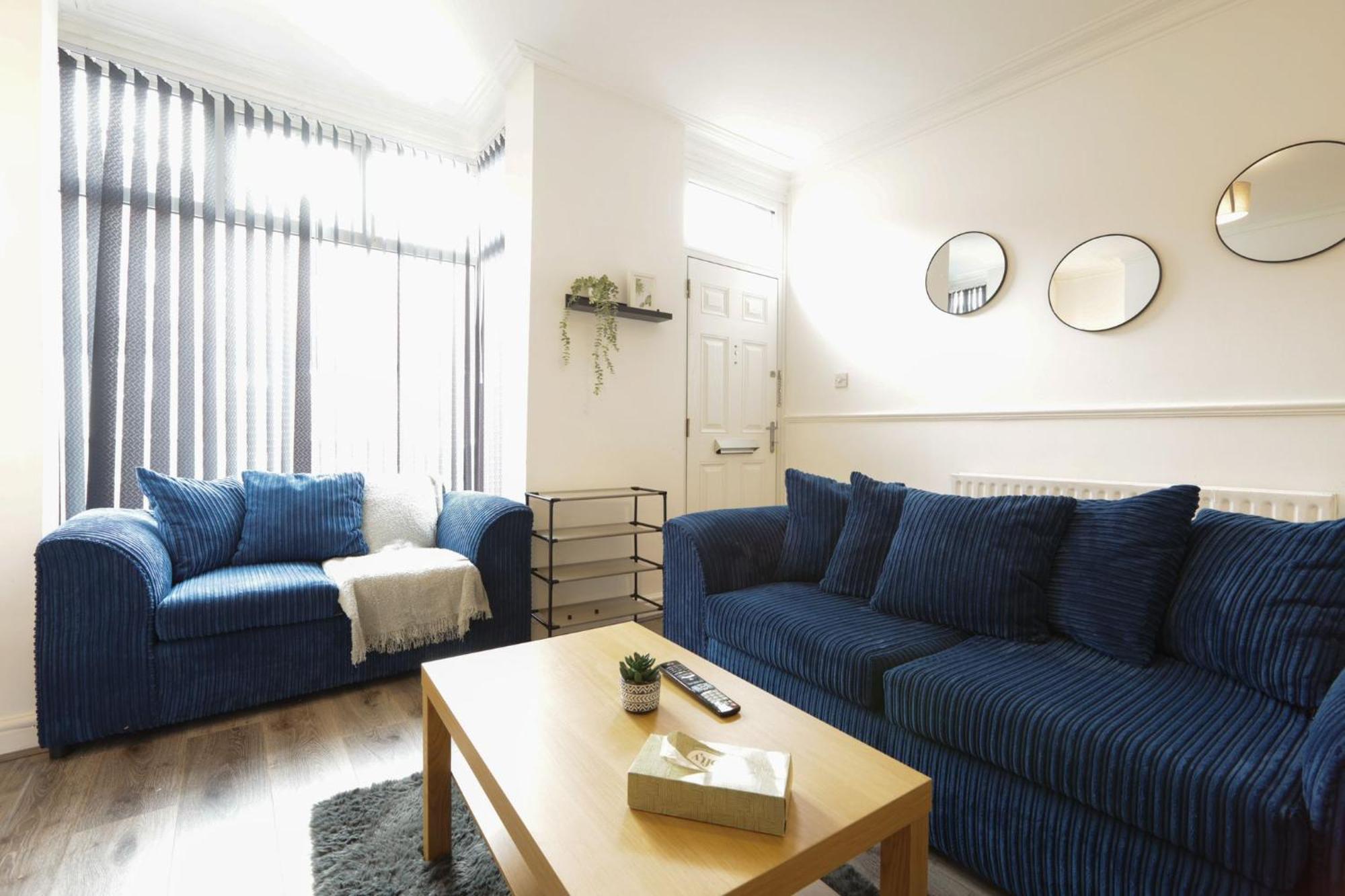 Spacious 4 Bdr Home, Sleeps 8 Group Stays- Free Parking- Pet Friendly Apartment *