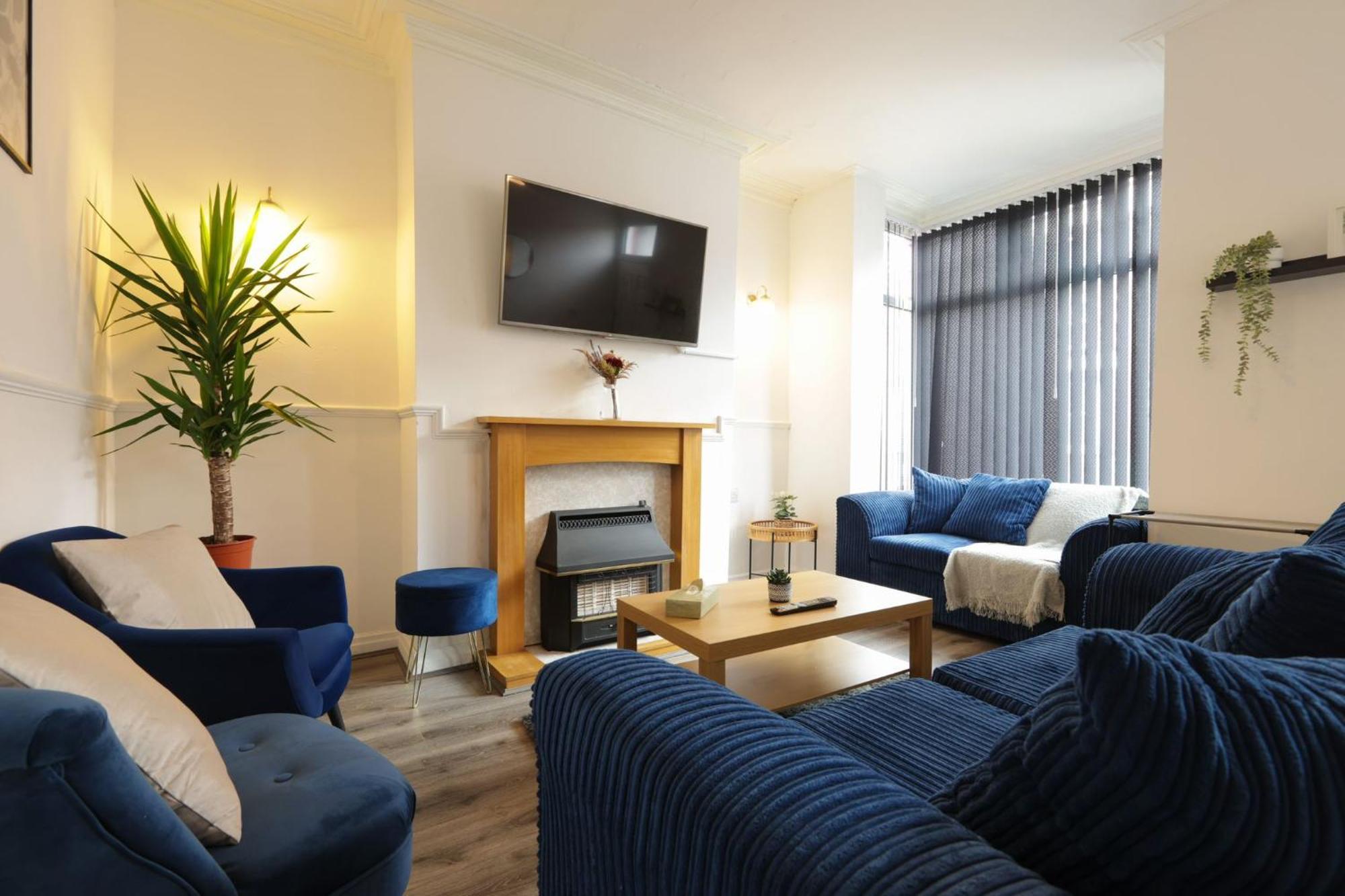 Apartment Spacious 4 Bdr Home, Sleeps 8 Group Stays- Free Parking- Pet Friendly *