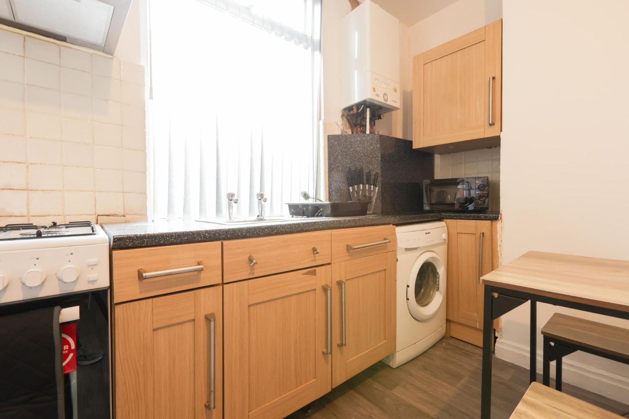 Spacious 4 Bdr Home, Sleeps 8 Group Stays- Free Parking- Pet Friendly Apartment Leeds (West Yorkshire)