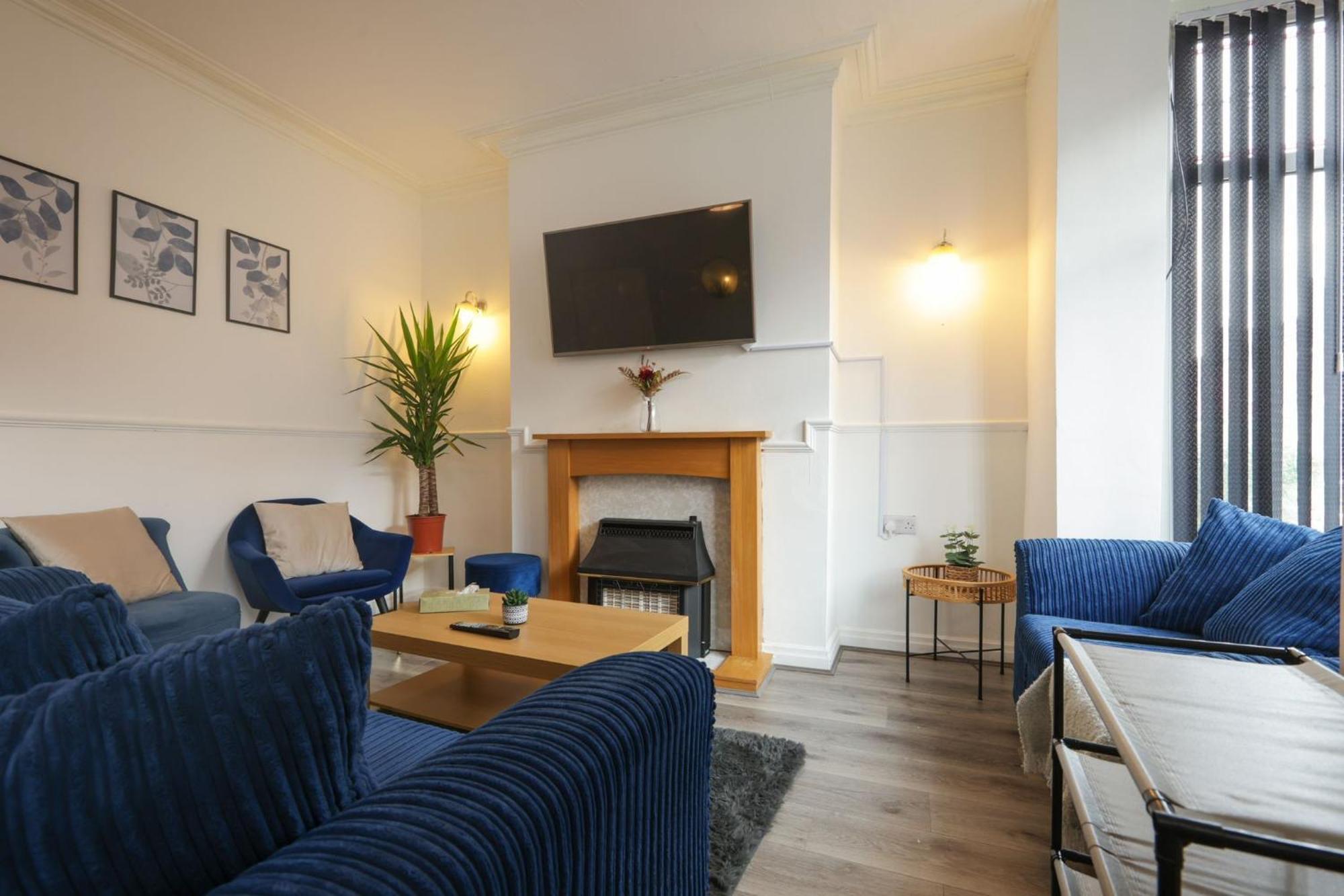 Spacious 4 Bdr Home, Sleeps 8 Group Stays- Free Parking- Pet Friendly *