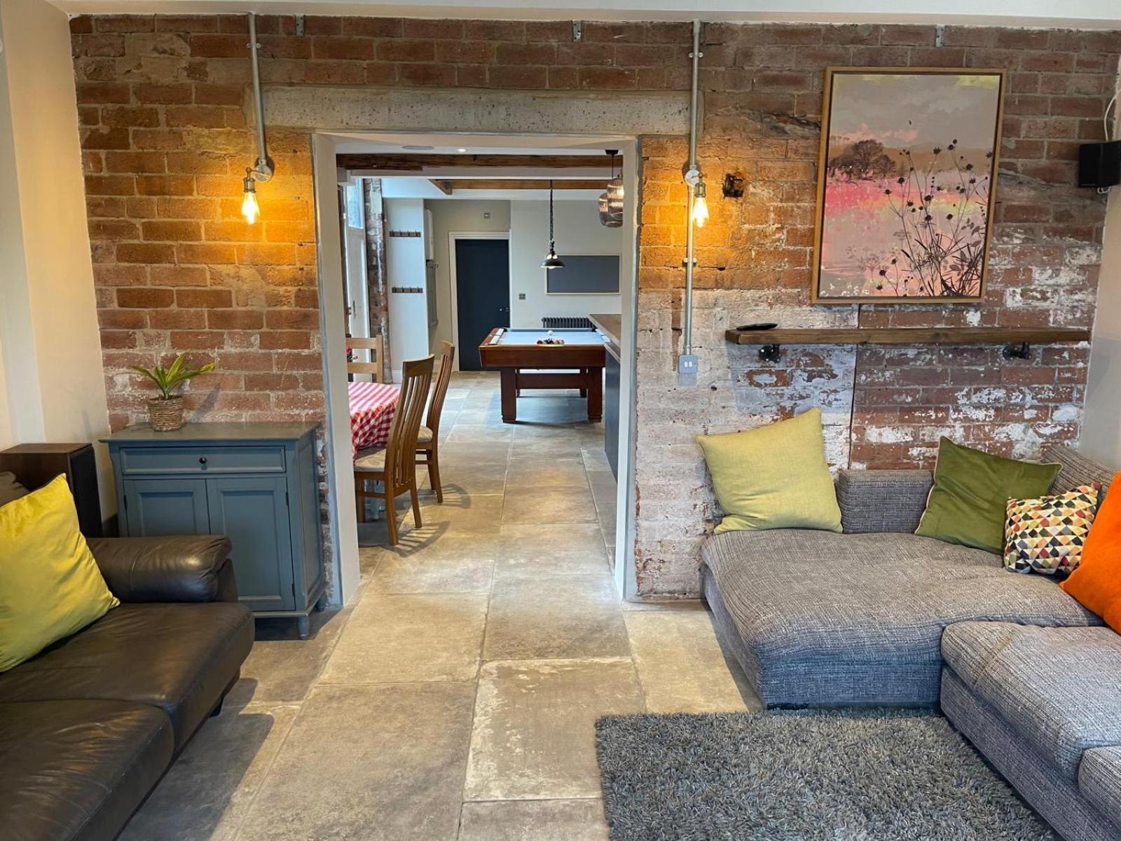 Luxury Escape With Cinema, Pool Table & Darts Holiday home Leeds (West Yorkshire)