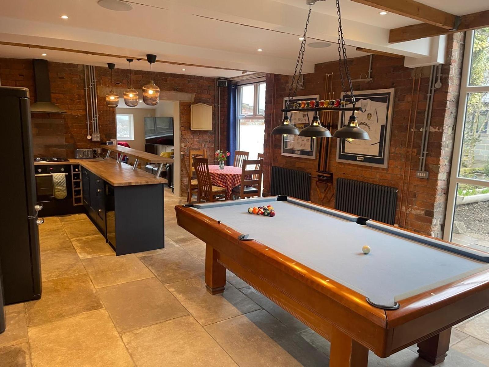 Luxury Escape With Cinema, Pool Table & Darts * Leeds (West Yorkshire)