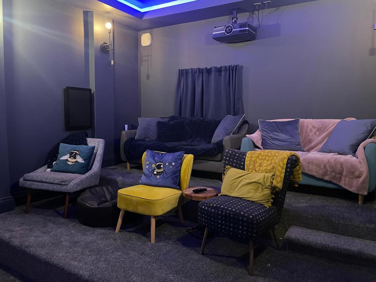 Luxury Escape With Cinema, Pool Table & Darts Leeds (West Yorkshire)