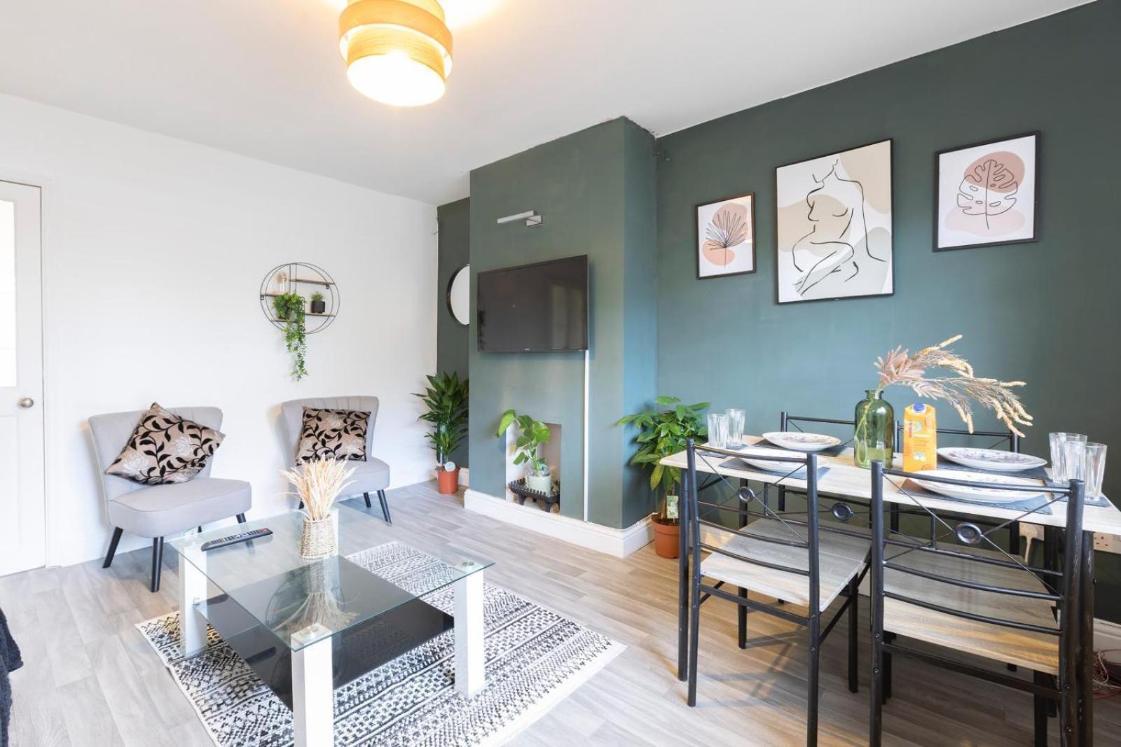 3bdr Contractor Stays,private Parking, Pets, 6 Beds