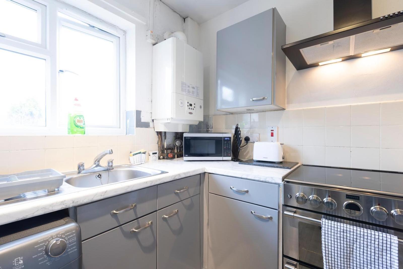 3bdr Contractor Stays,private Parking, Pets, 6 Beds *