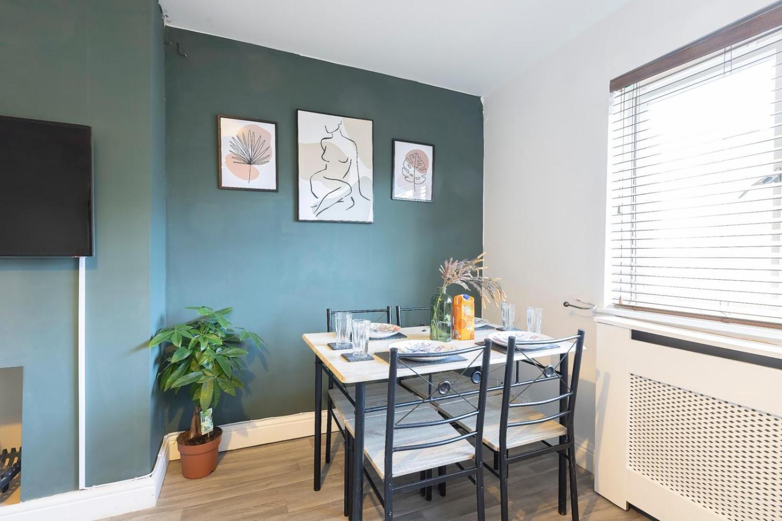 3bdr Contractor Stays,private Parking, Pets, 6 Beds