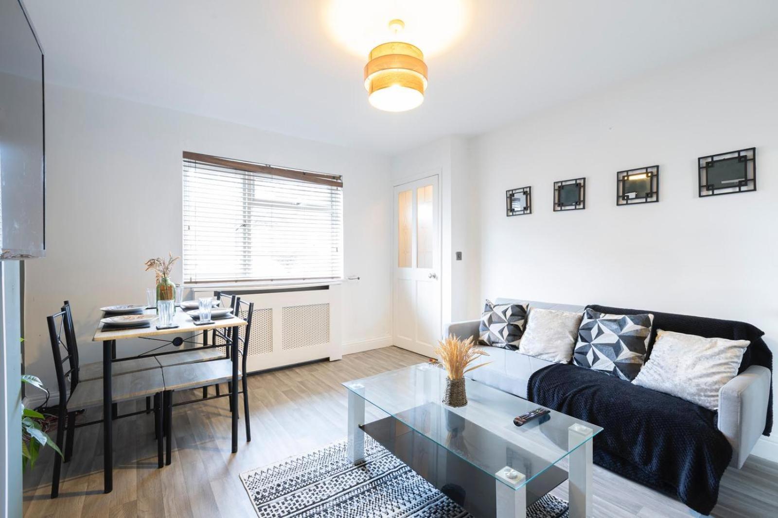 Holiday home 3bdr Contractor Stays,private Parking, Pets, 6 Beds Leeds (West Yorkshire)