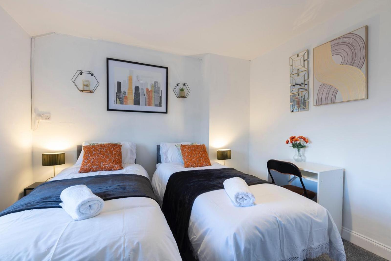 3bdr Contractor Stays,private Parking, Pets, 6 Beds Holiday home *