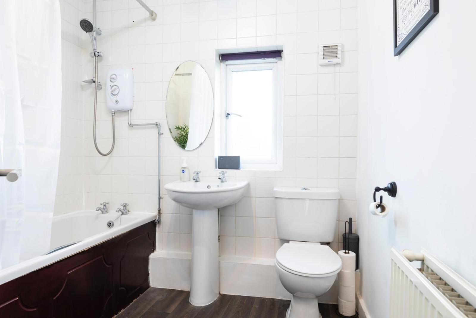 3bdr Contractor Stays,private Parking, Pets, 6 Beds *