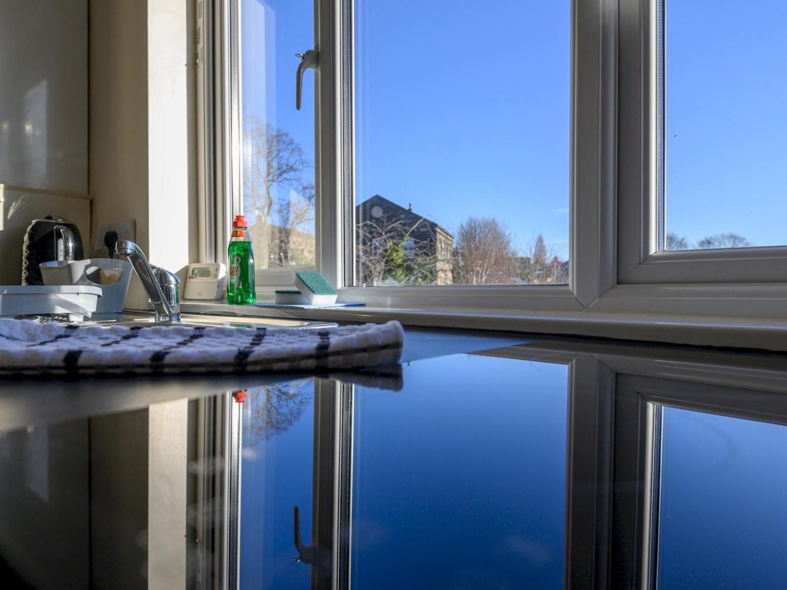 Pass The Keys Blooms In Lower Wortley - Couples Hideout Apartment