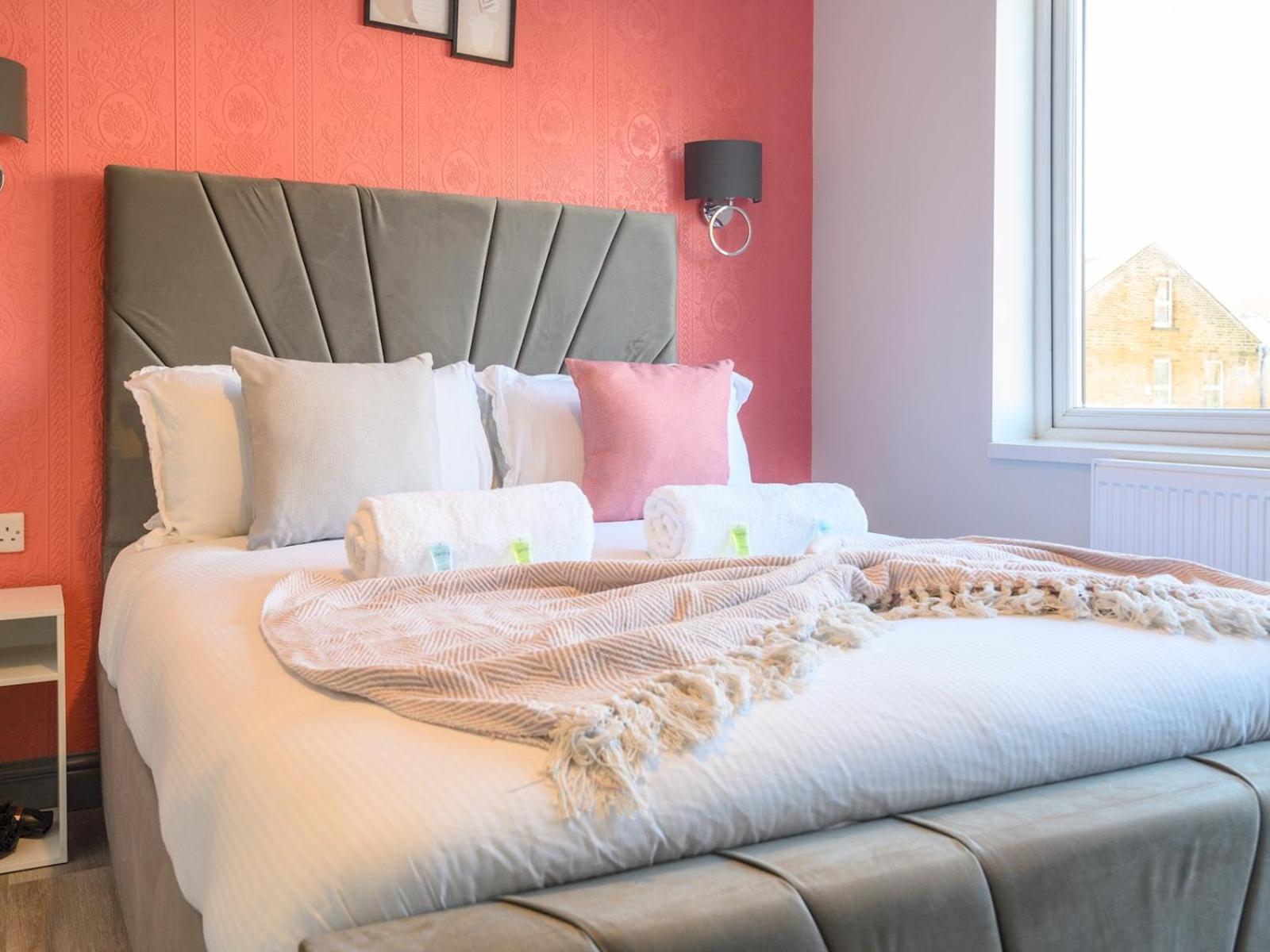 Pass The Keys Blooms In Lower Wortley - Couples Hideout Apartment