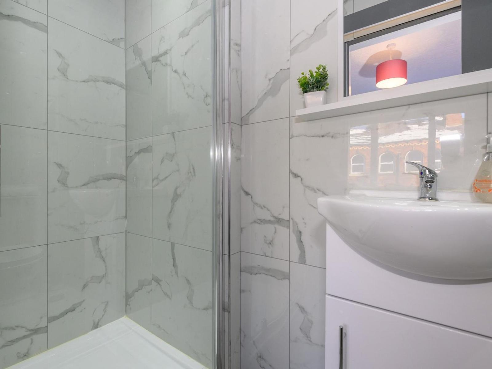 Pass The Keys Blooms In Lower Wortley - Couples Hideout Apartment *