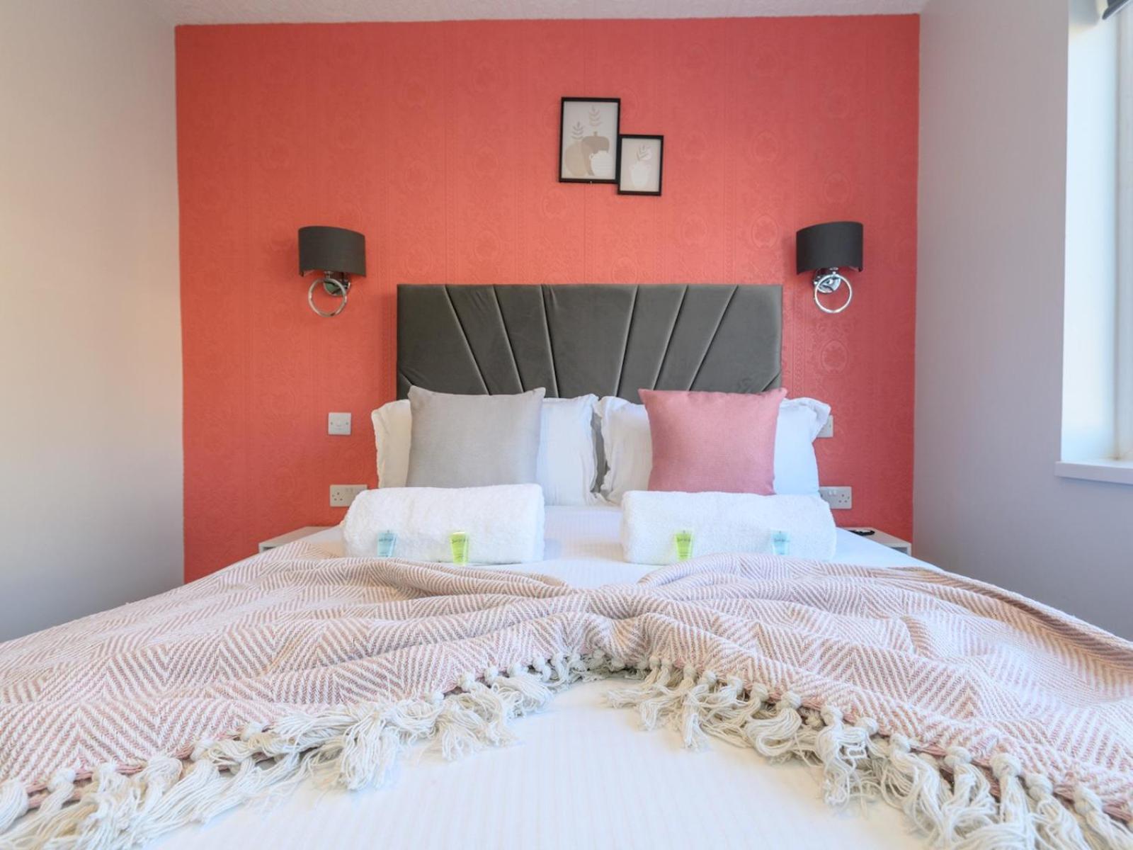 Apartment Pass The Keys Blooms In Lower Wortley - Couples Hideout *