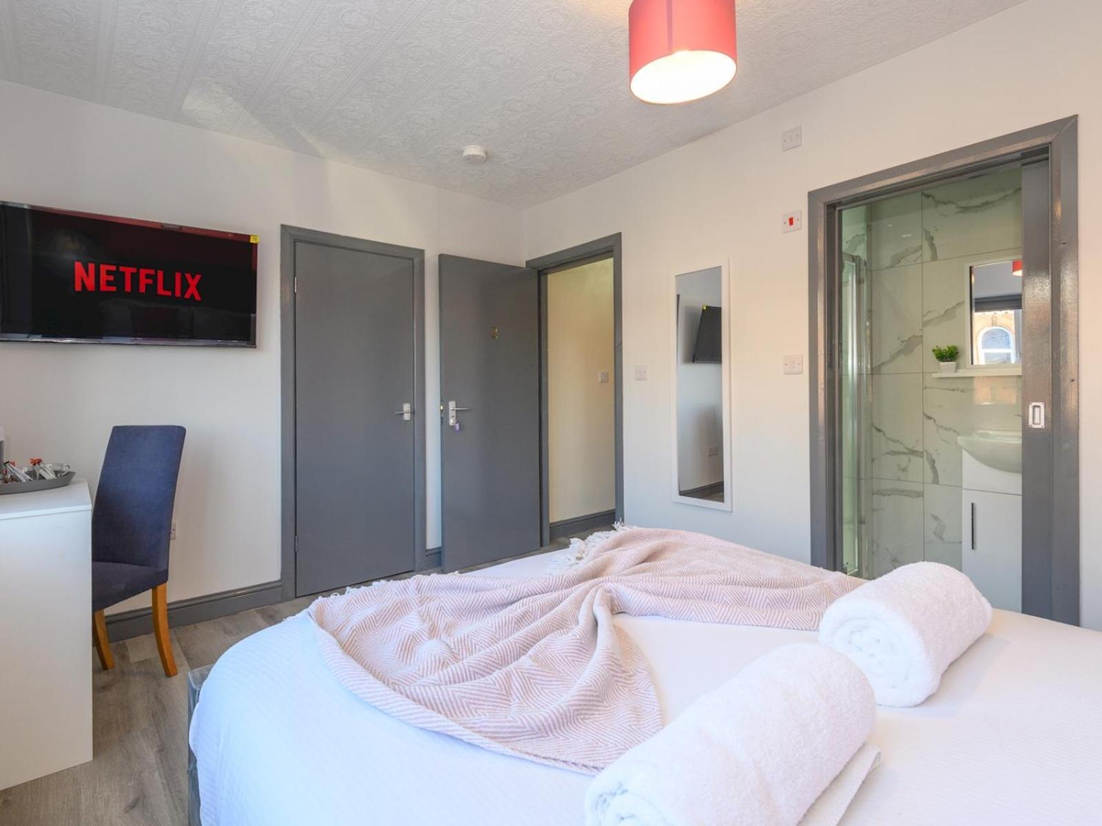 Pass The Keys Blooms In Lower Wortley - Couples Hideout Apartment