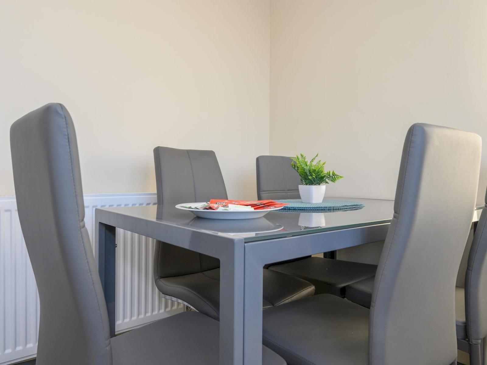 Pass The Keys Blooms In Lower Wortley - Couples Hideout Apartment *