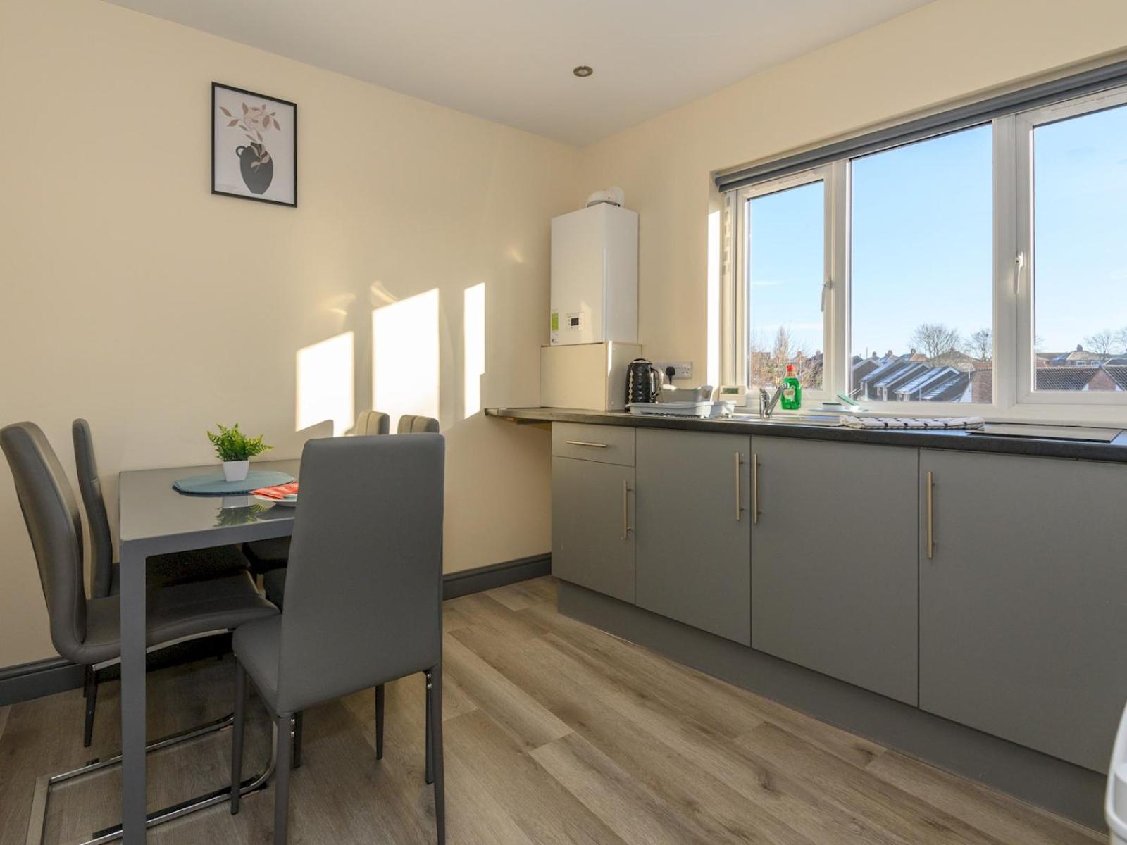 Apartment Pass The Keys Blooms In Lower Wortley - Couples Hideout *