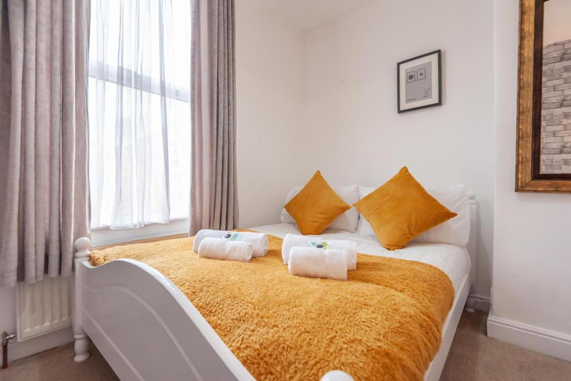 Leeds 4-bed House - Sleeps 9 Free Parking & Wifi Holiday home Leeds (West Yorkshire)