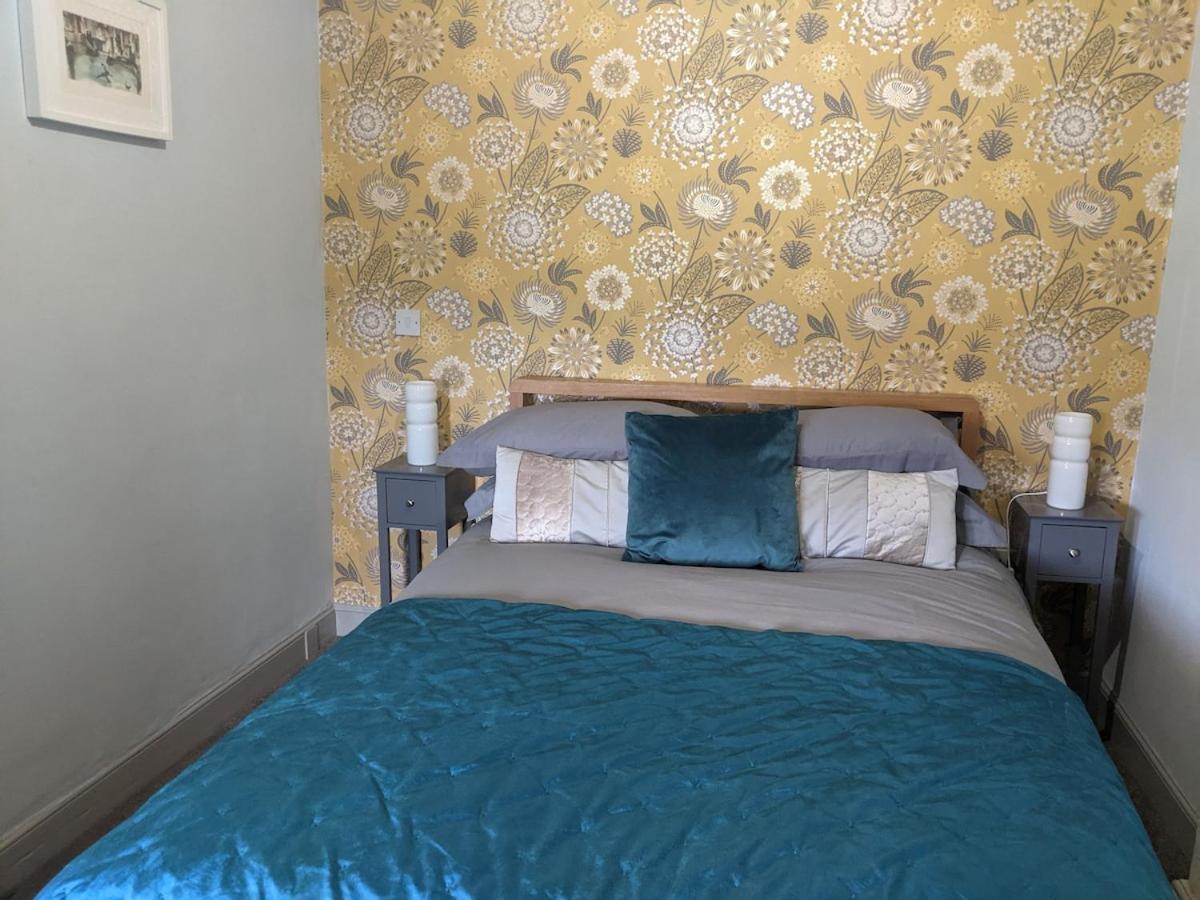 1 Hillside * Leeds (West Yorkshire)